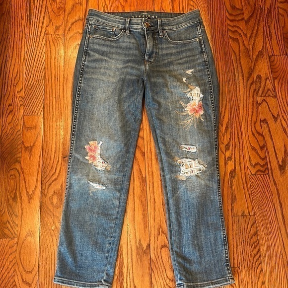 White House Black Market Denim - HOST PICK 🌟Like New WHBM Floral Distressed Denim Crop Pants Size 2S